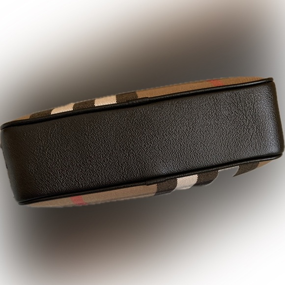 Burberry Camera Bag - Brand New Canvas and Leather Camera Bag.  Retail $1250 - Picture 6 of 7